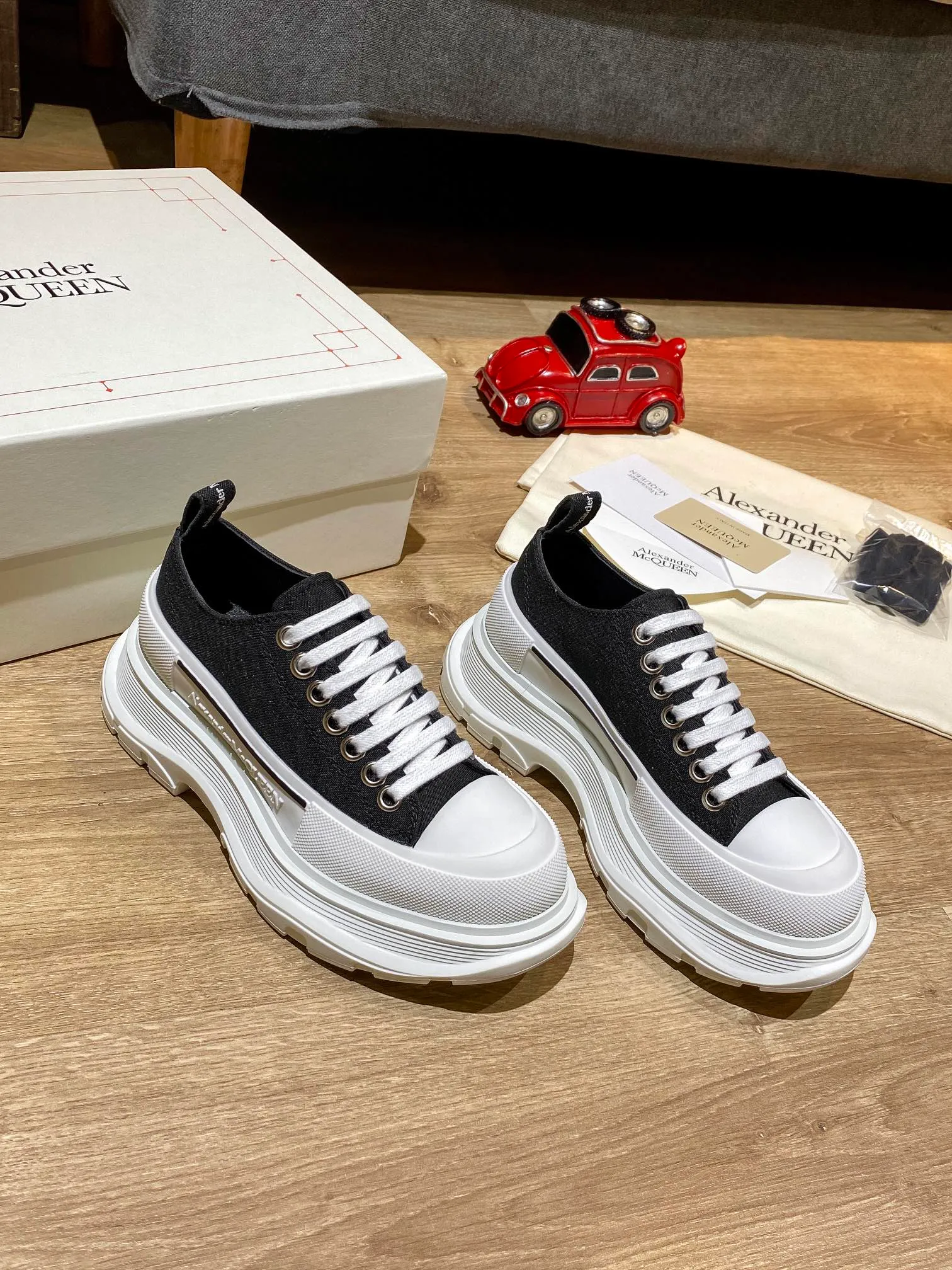 👟👟Ex-factory price 480👟👟 Women's Shoes Women's Clothing Women's Shoes Factory Alexander Mcqueen🚀🚀Couple's Style👫 MQ McQueen thick-soled platform shoes, the latest spring style in the counter, Xiaohongshu is popular. It is another casual shoe that increases height and makes you look slimmer. 😄 Don't choose any style. The heel height is 6.5 cm, which is equivalent to wearing a pair of high heels. It is inevitable to look thinner. Black and white are versatile. Pink looks younger. Several colors are very popular. Original order purchased from hk. Highest quality in the market. Popular product, 👍 Material: Genuine customized space Monica cloth. Goat leather lining. Private model T👟👟Ex-factory price. U multi-layer combination outsole. Standard code number. Comes with the latest packaging in the counter. Code number: 35-40 for women and 39-44 for men.
